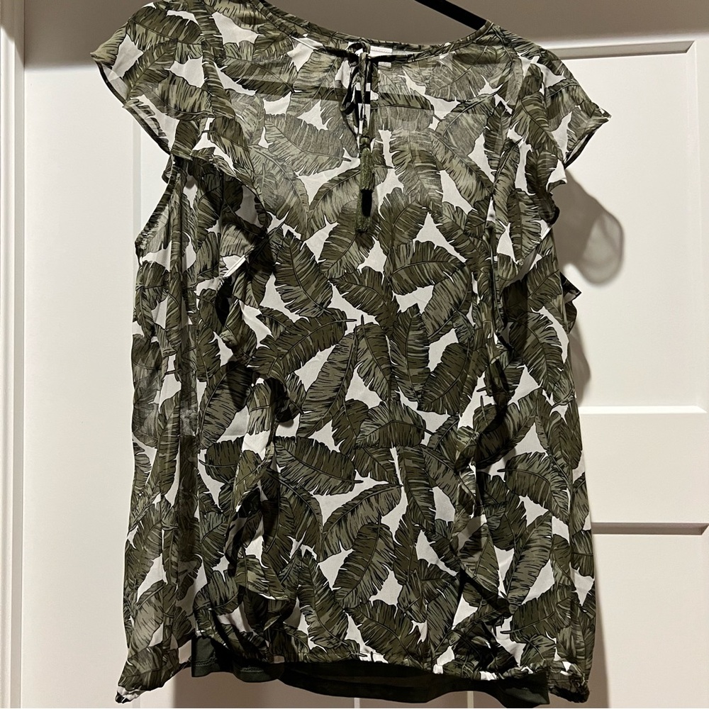🦋2/$15🦋 Liz Claiborne Tropical Banana Leaf Print Shirt